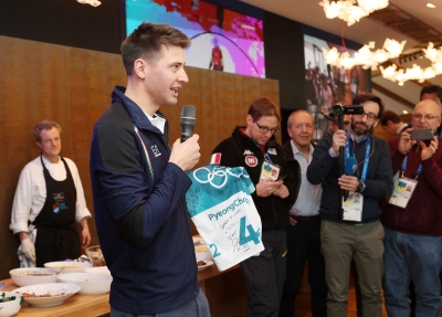 Windisch a Casa Italia dona il pettorale alla squadra di Biathlon